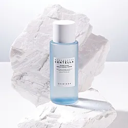 Madagascar Centella Hyalu-Cica Brightening Toner – Απολέπιση, Ενυδάτωση & Λάμψη με AHA, LHA & Centella 210ml - Skin1004 - glowfit.gr