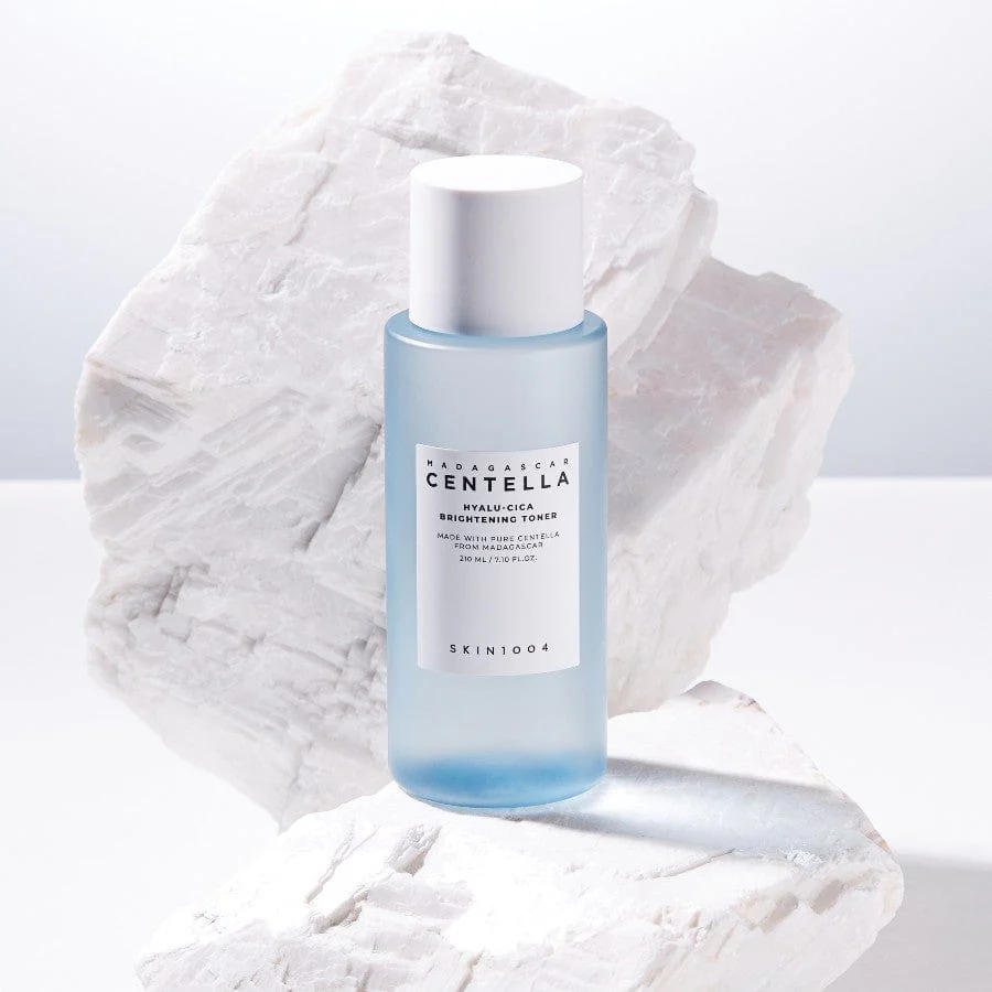 Madagascar Centella Hyalu-Cica Brightening Toner – Απολέπιση, Ενυδάτωση & Λάμψη με AHA, LHA & Centella 210ml - Skin1004 - glowfit.gr