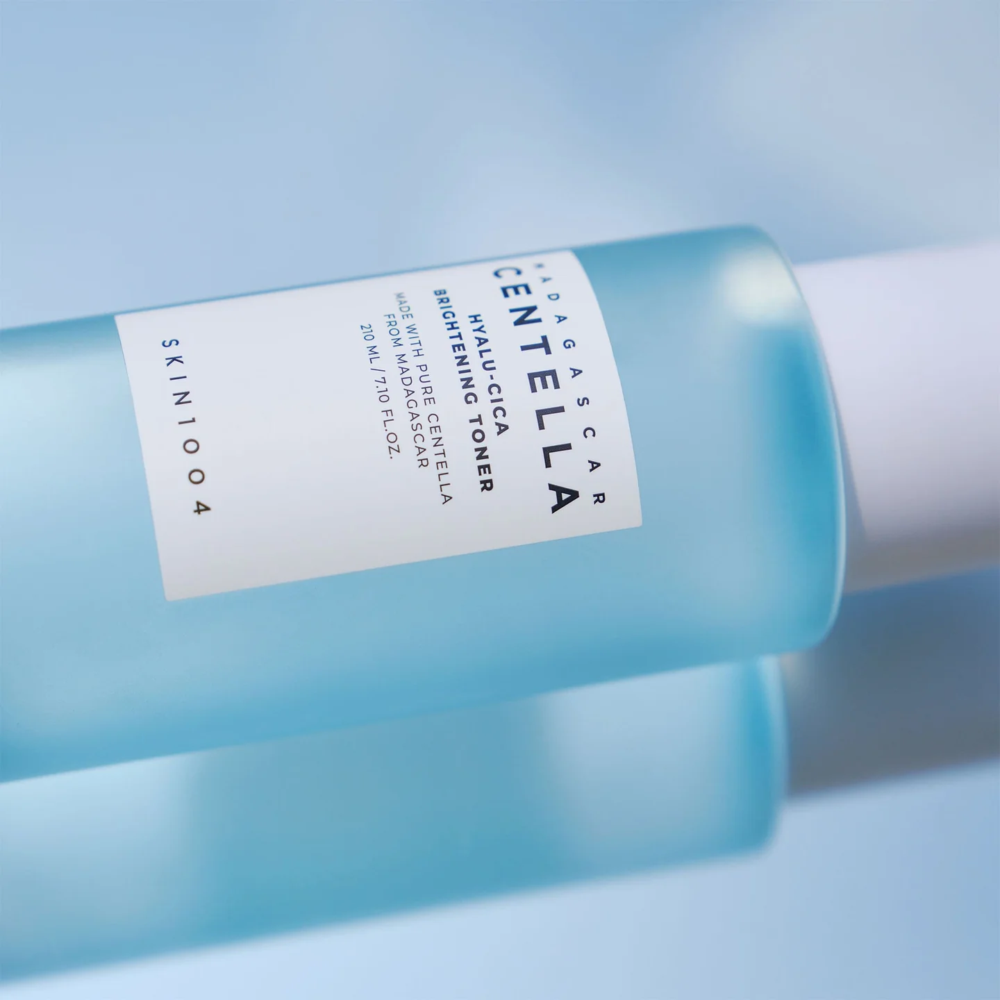 Madagascar Centella Hyalu-Cica Brightening Toner – Απολέπιση, Ενυδάτωση & Λάμψη με AHA, LHA & Centella 210ml - Skin1004 - glowfit.gr